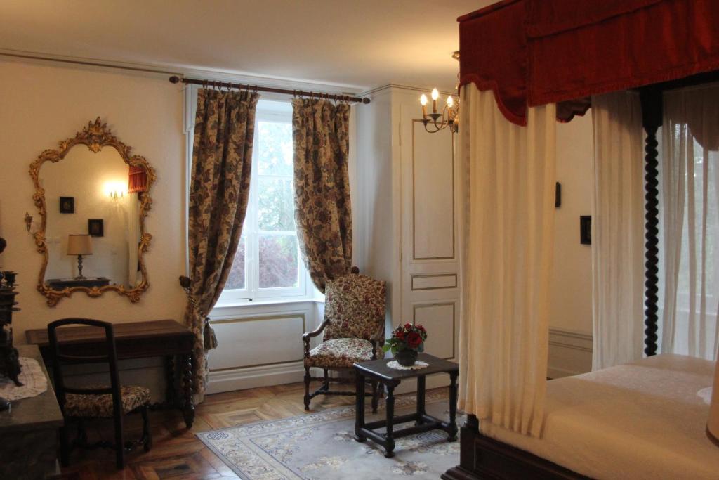 Chateau De La Chapelle Des Bois Fleurie Bagian luar foto